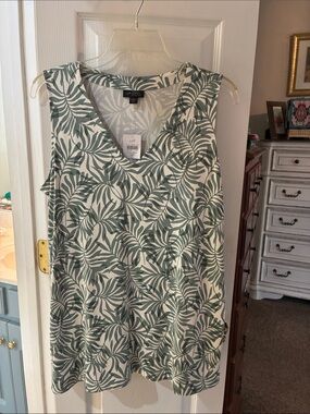 NWT J. Jill Sage Green Fern Leaf-Print V-Neck Tank on Cream SZ MP Top